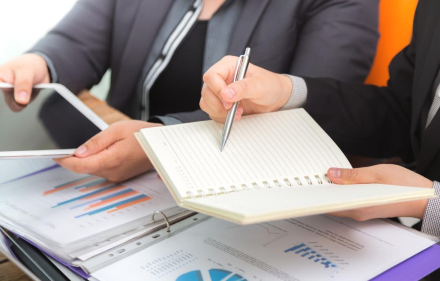 Groupe d'étudiants collaborant sur l'analyse des marchés financiers